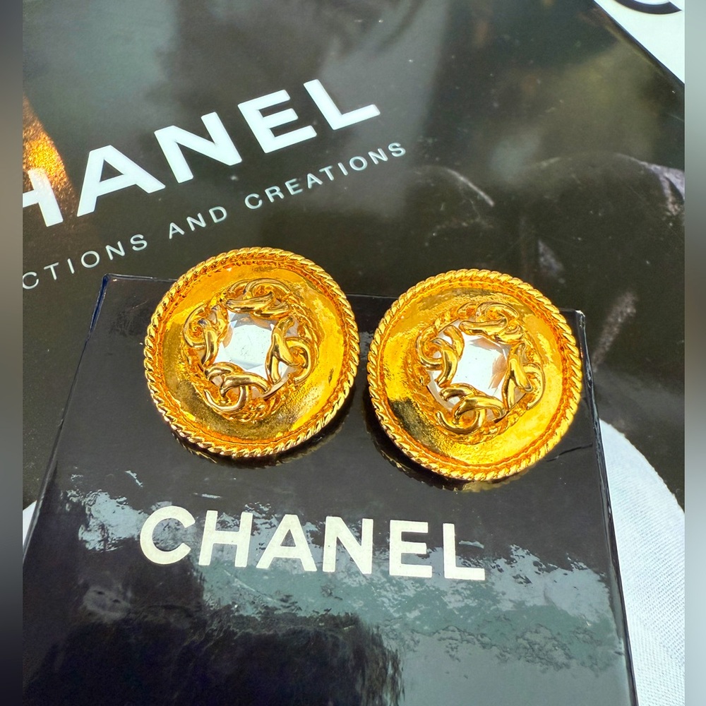 LOT 2254 24K gold plated CHANEL vintage clip on earrings sautoir